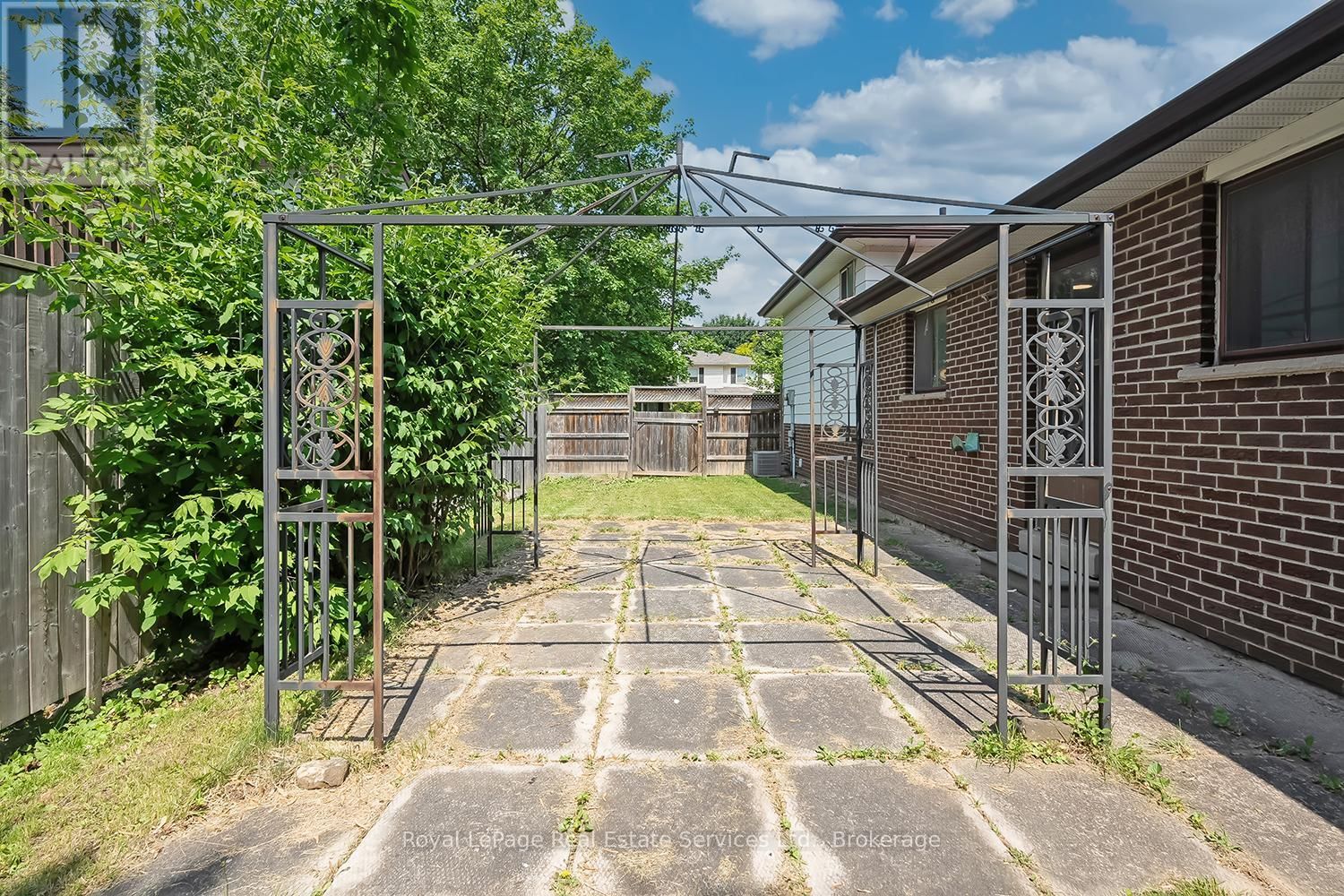 1201 CONSORT CRESCENT Image 31