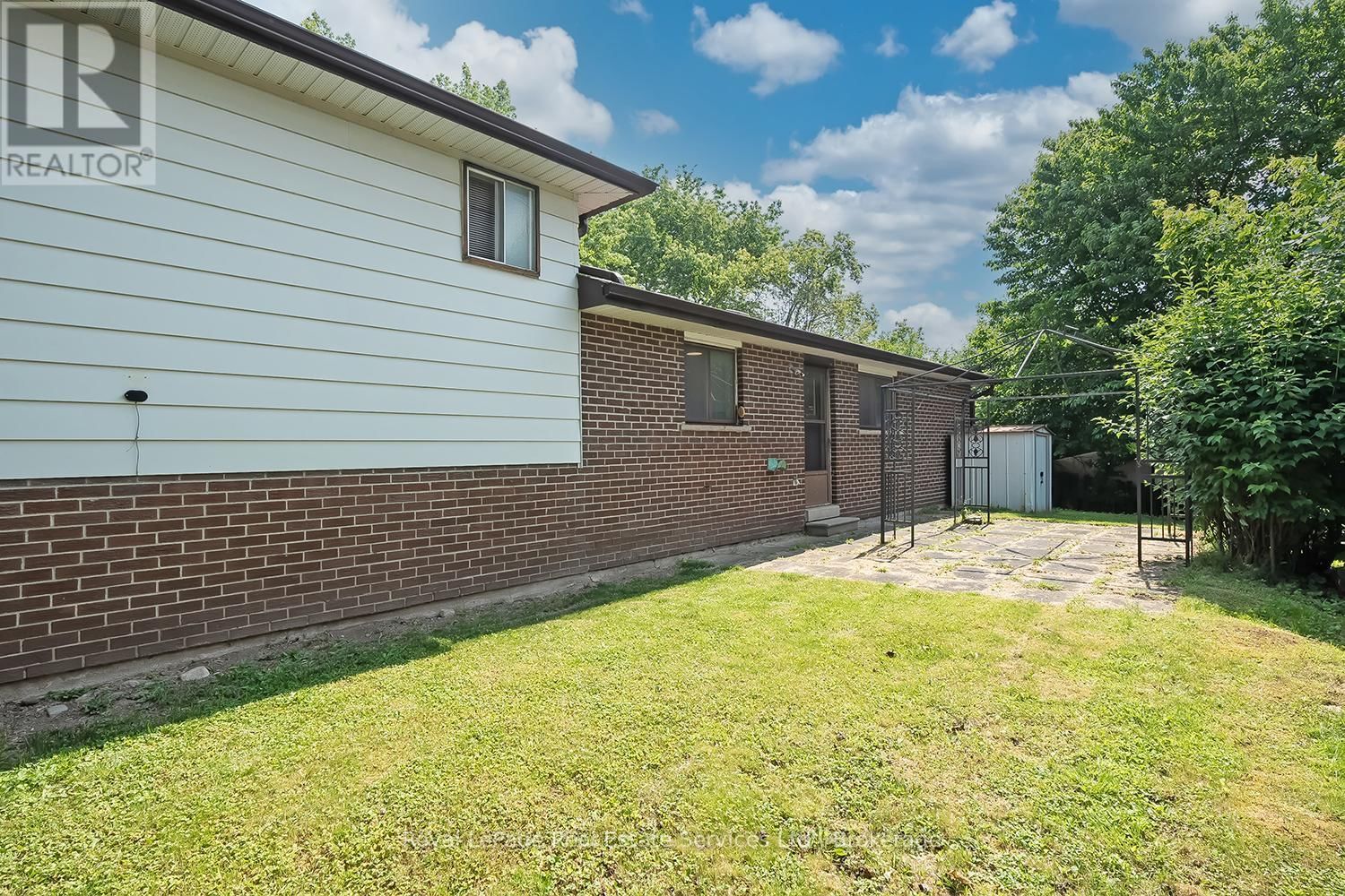 1201 CONSORT CRESCENT Image 32