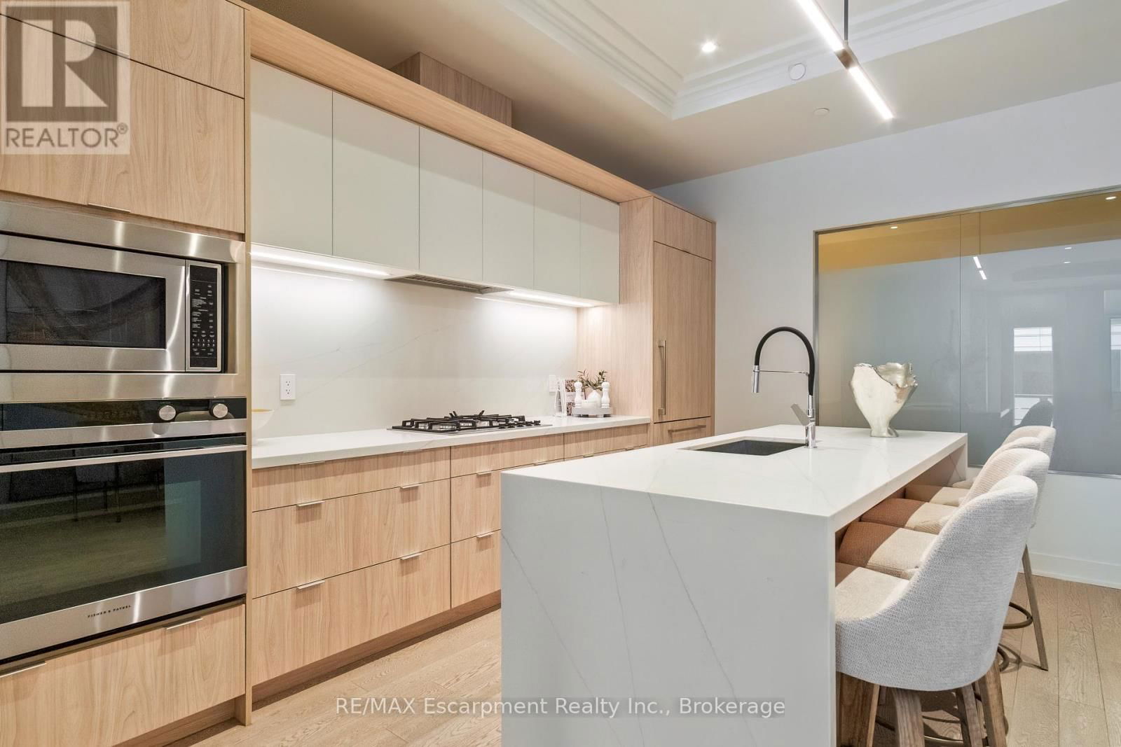 216 - 123 MAURICE DRIVE Image 4
