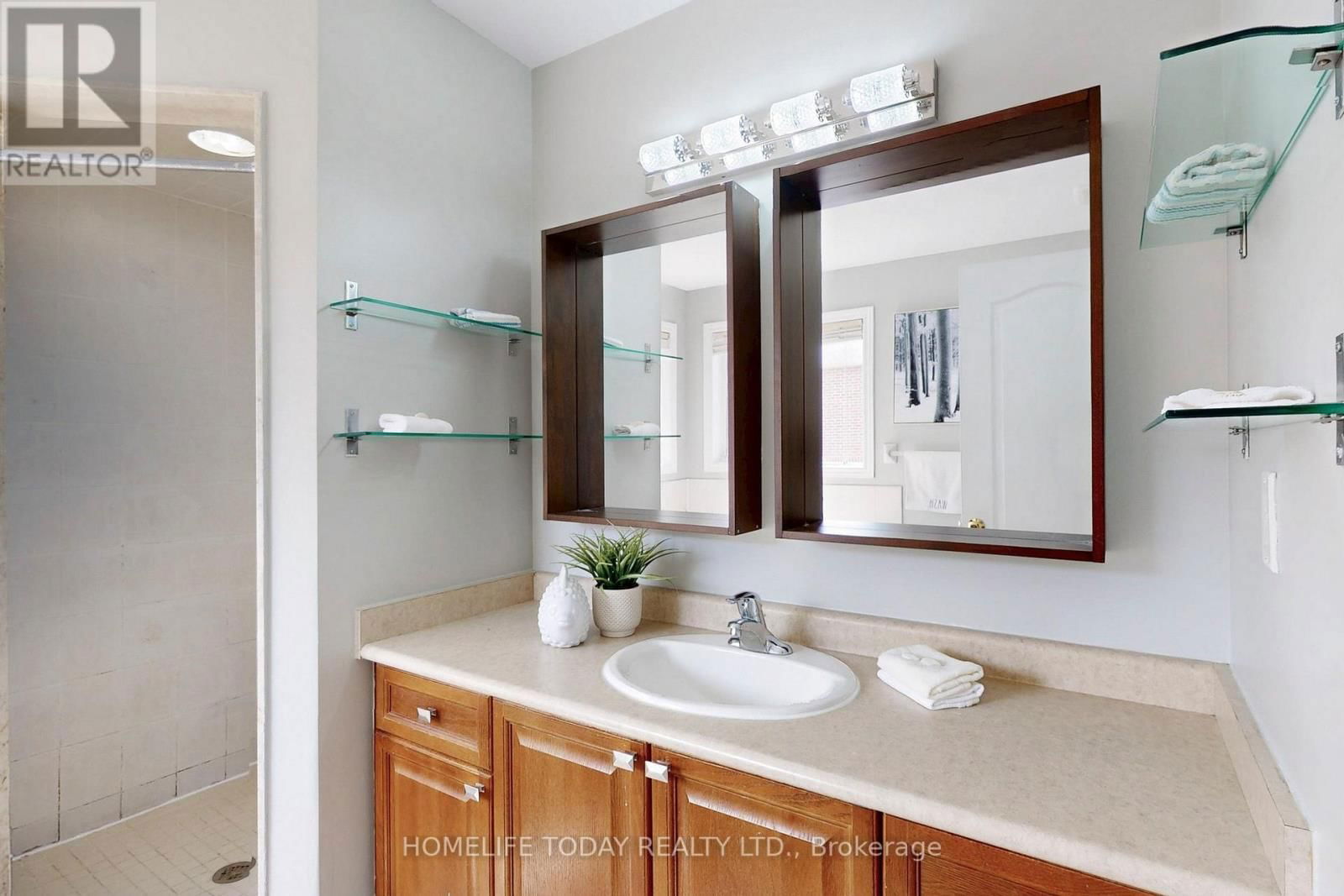 7 COLBECK CRESCENT Image 33