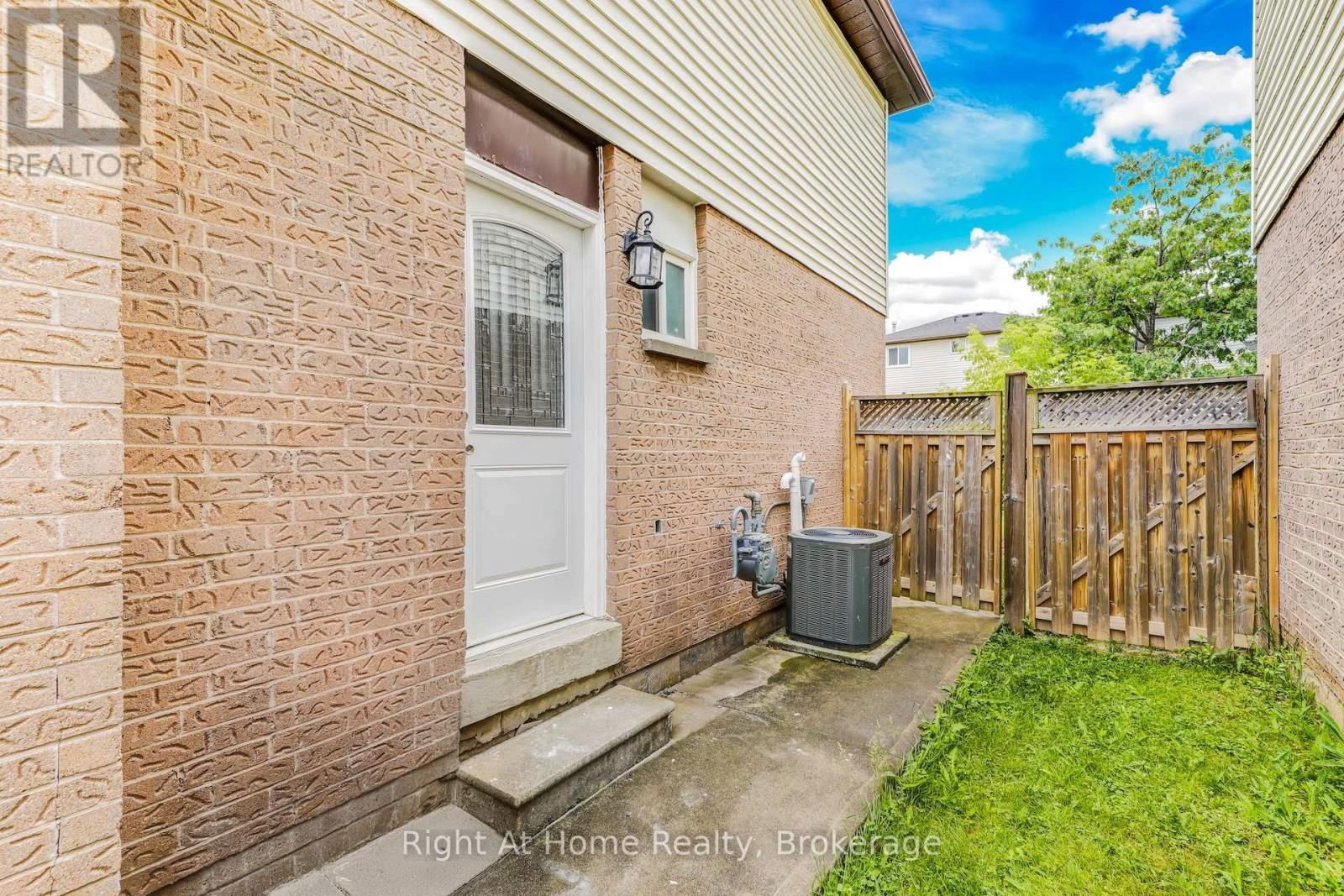2139 HUNT CRESCENT Image 20
