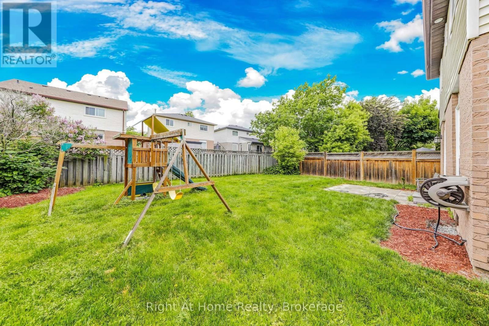 2139 HUNT CRESCENT Image 22