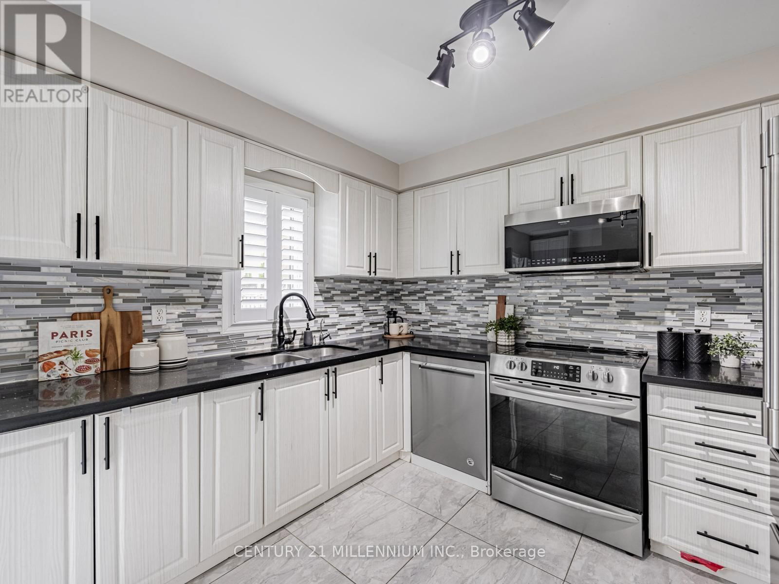 325 MARSHALL CRESCENT Image 13