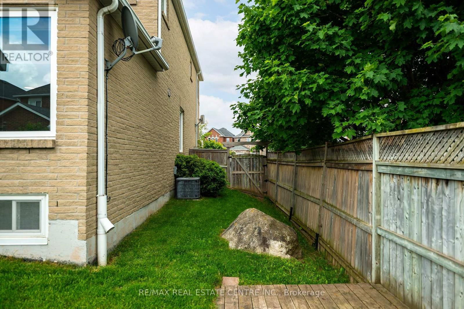 420 JAY CRESCENT Image 45