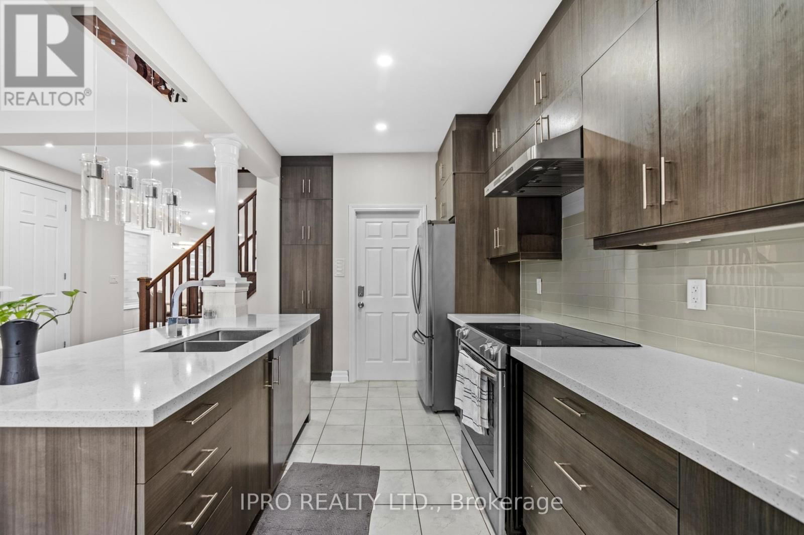 923 PENSON CRESCENT Image 14
