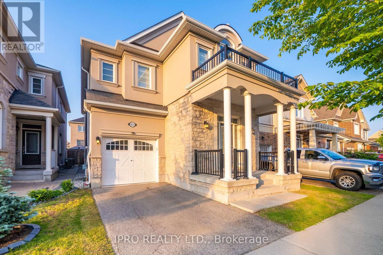 923 PENSON CRESCENT Image 2