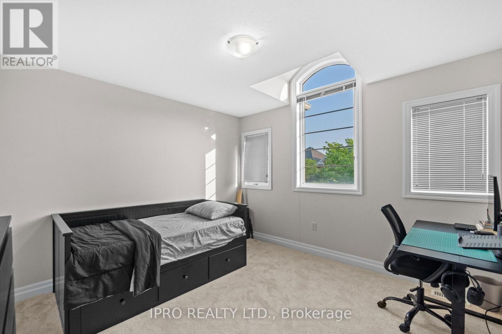 923 PENSON CRESCENT Image 25