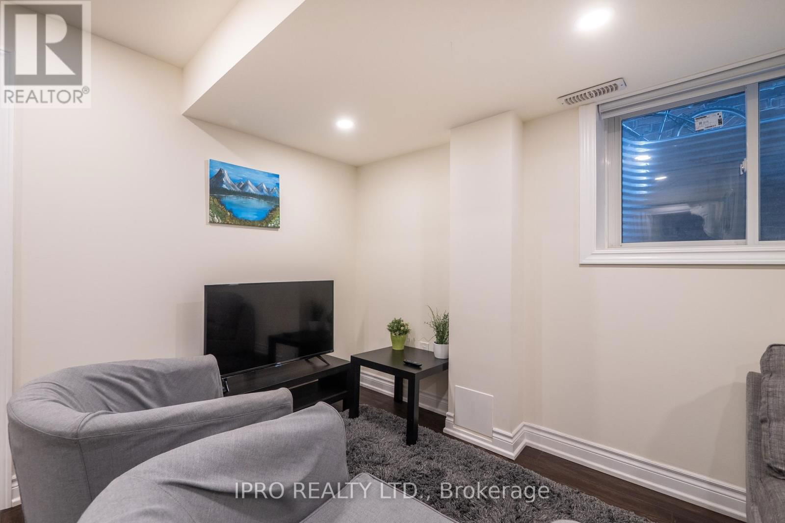 923 PENSON CRESCENT Image 30