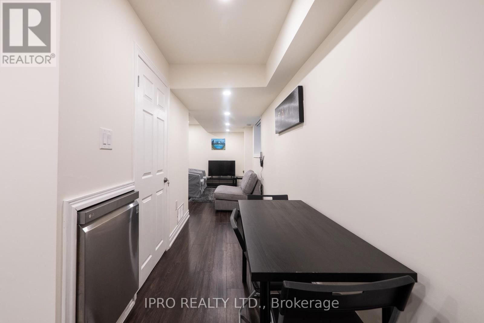 923 PENSON CRESCENT Image 32