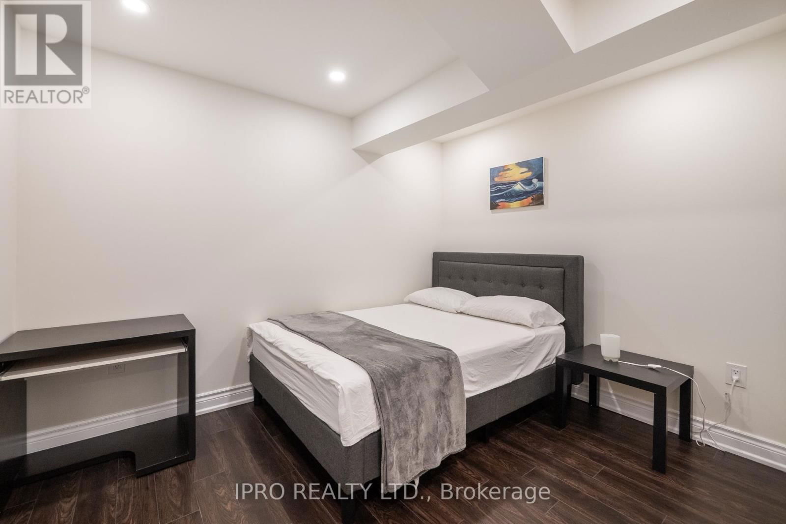 923 PENSON CRESCENT Image 38
