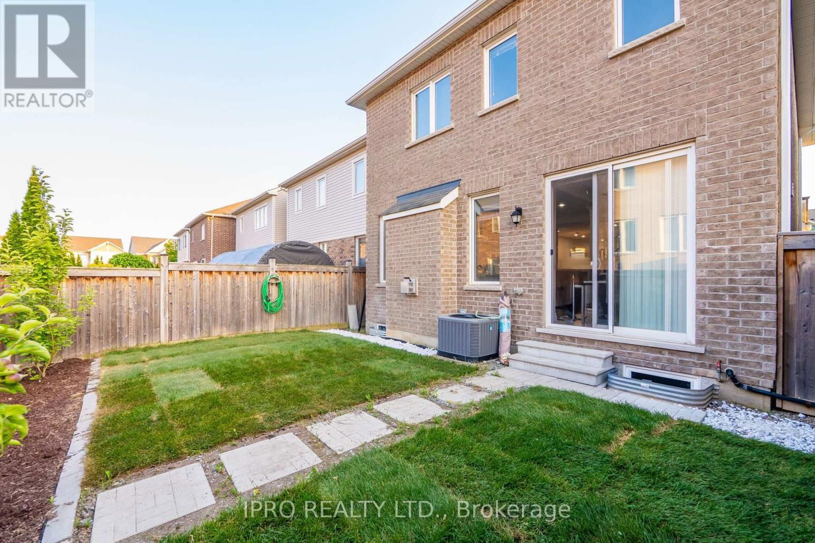 923 PENSON CRESCENT Image 42