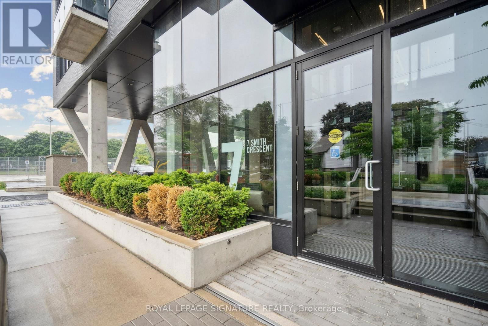 808 - 7 SMITH CRESCENT Image 2