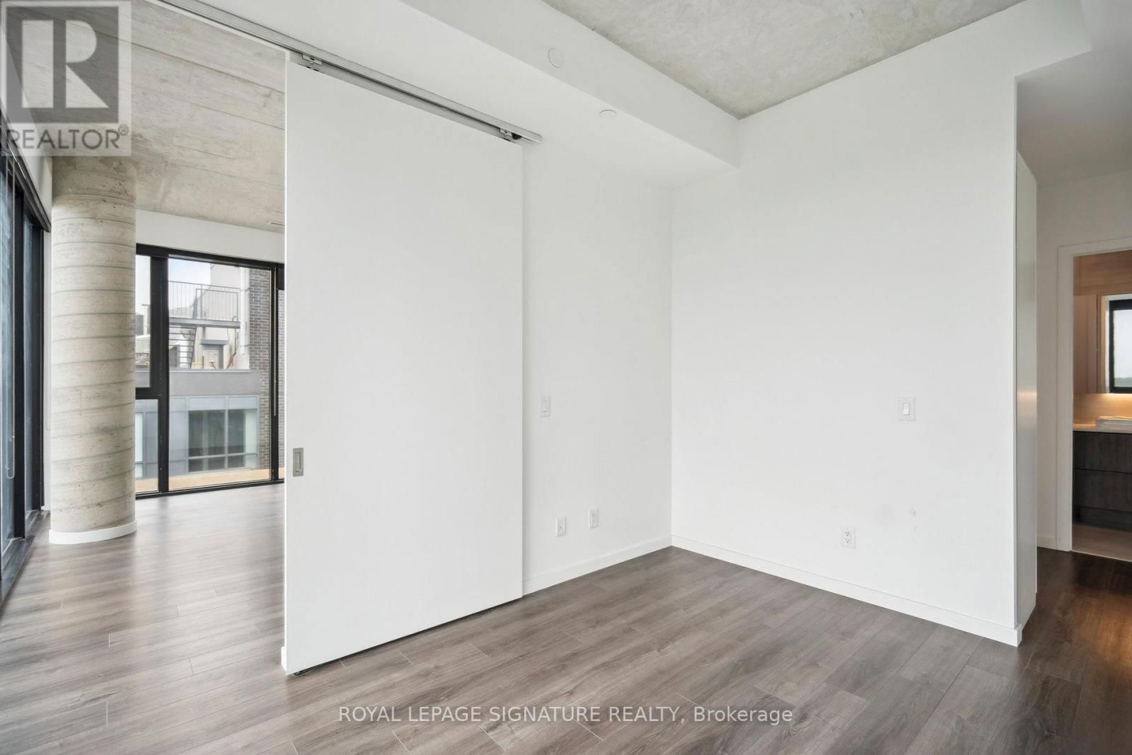 808 - 7 SMITH CRESCENT Image 21