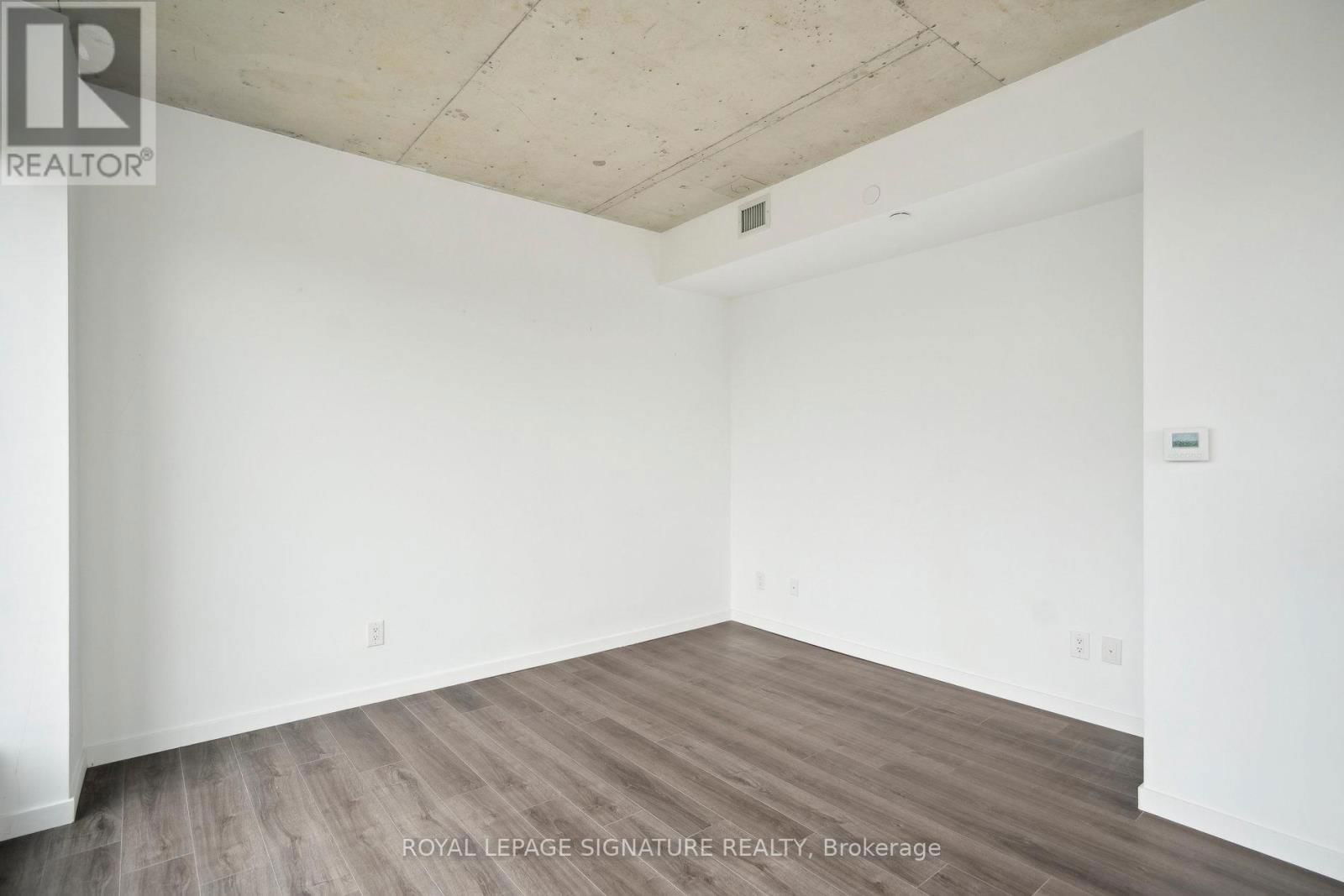 808 - 7 SMITH CRESCENT Image 23