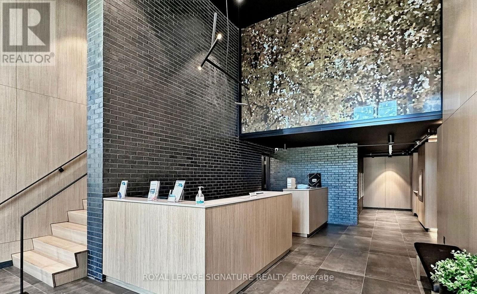 808 - 7 SMITH CRESCENT Image 32