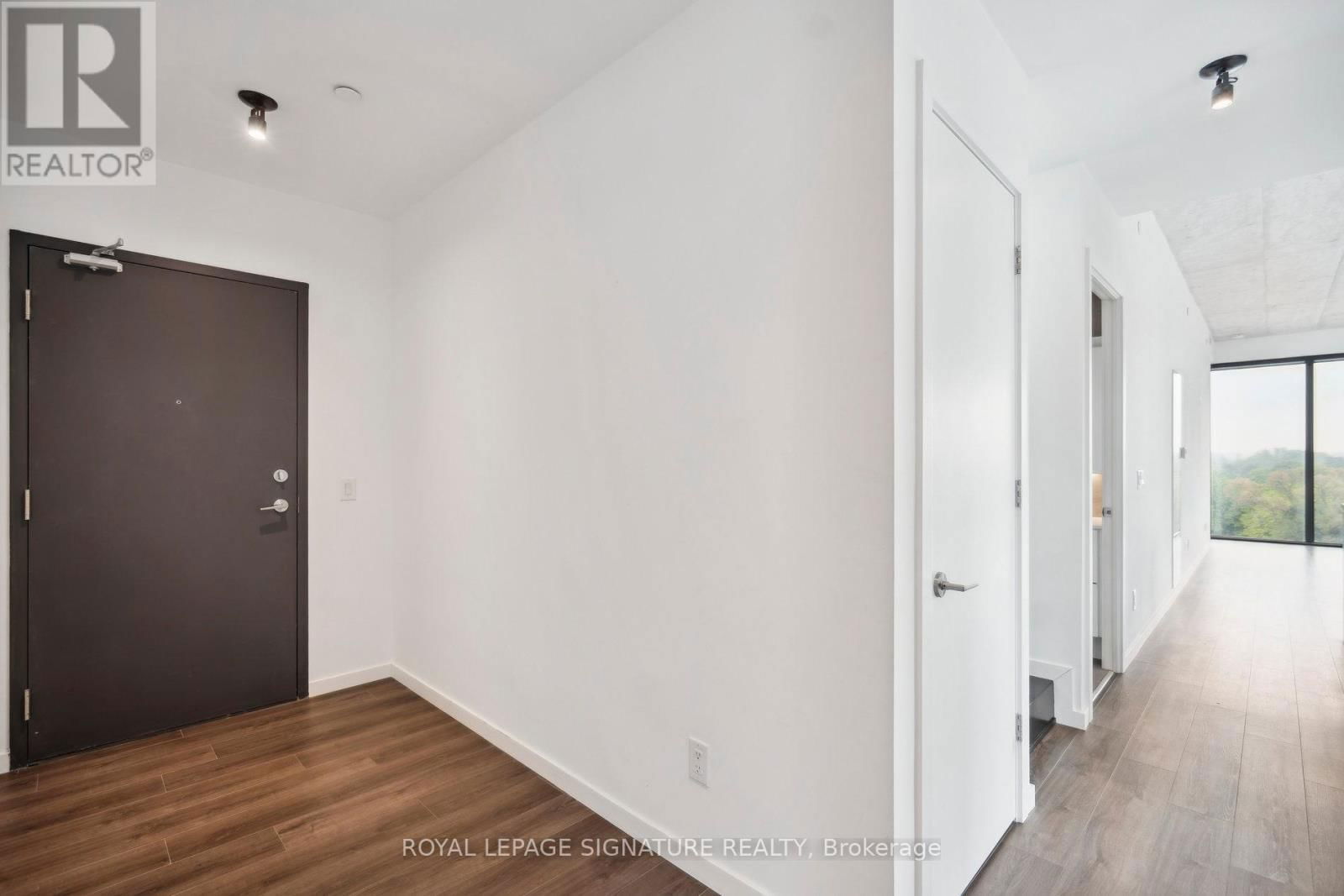 808 - 7 SMITH CRESCENT Image 4