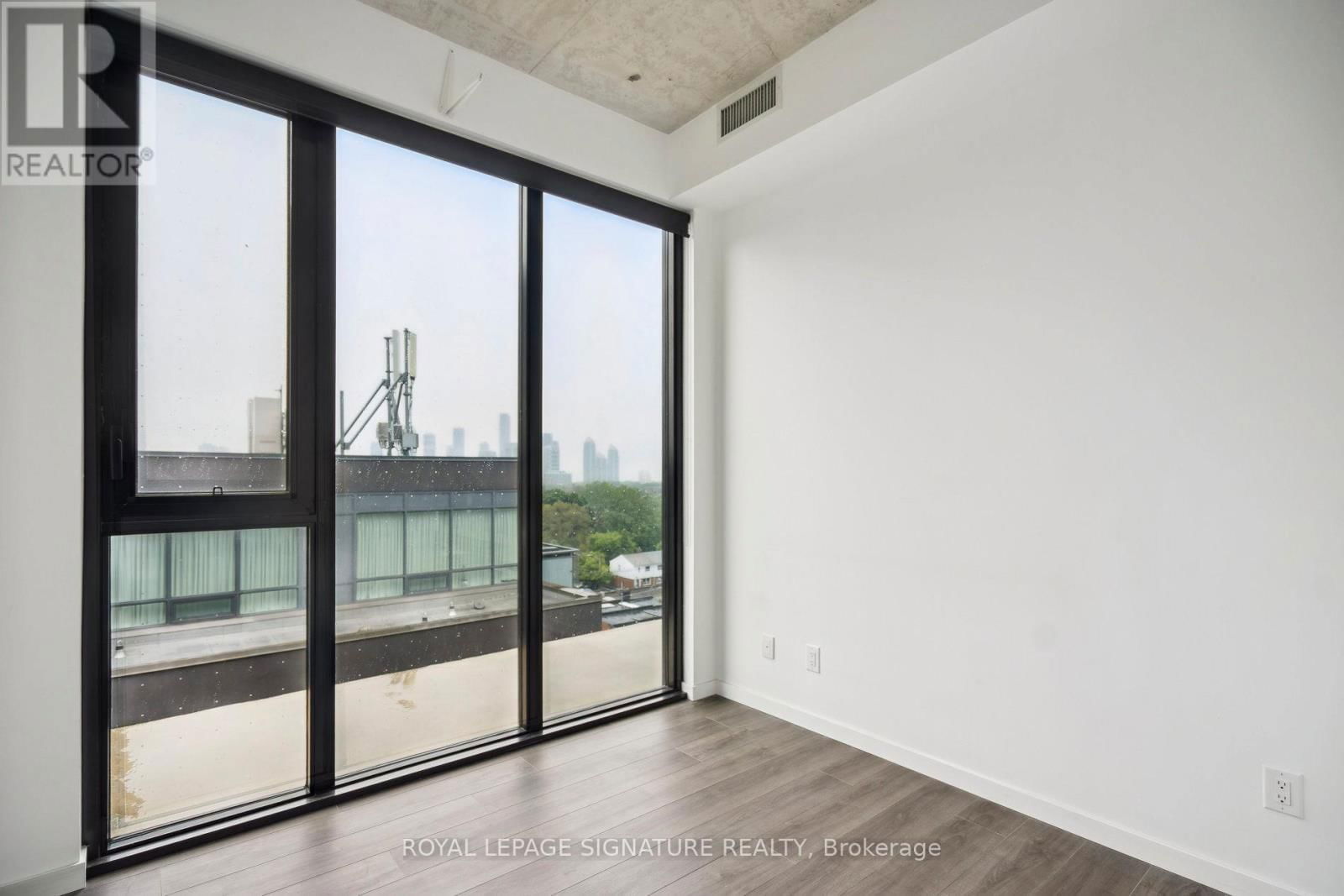 808 - 7 SMITH CRESCENT Image 5