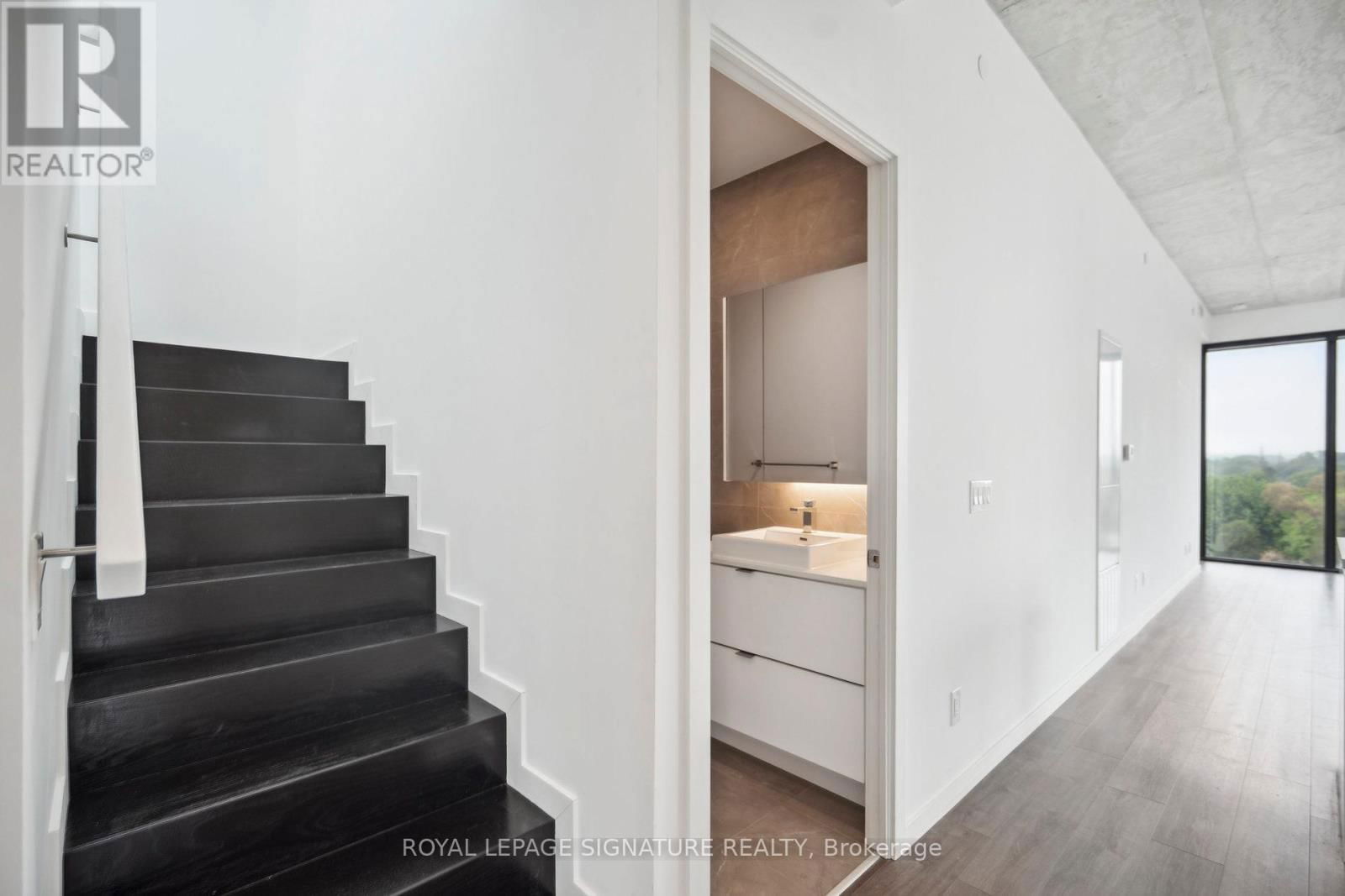808 - 7 SMITH CRESCENT Image 6