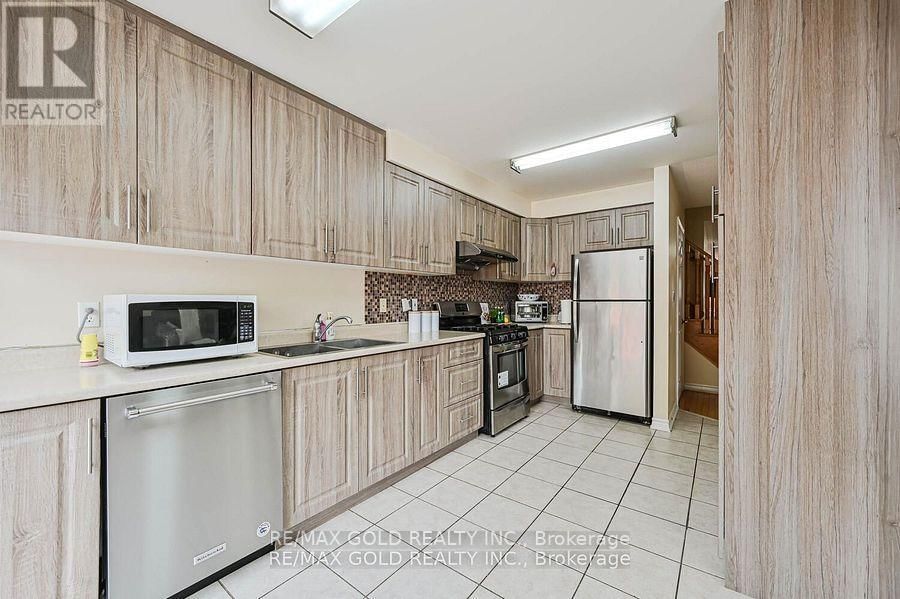 11 CAVERSHAM DRIVE Image 12