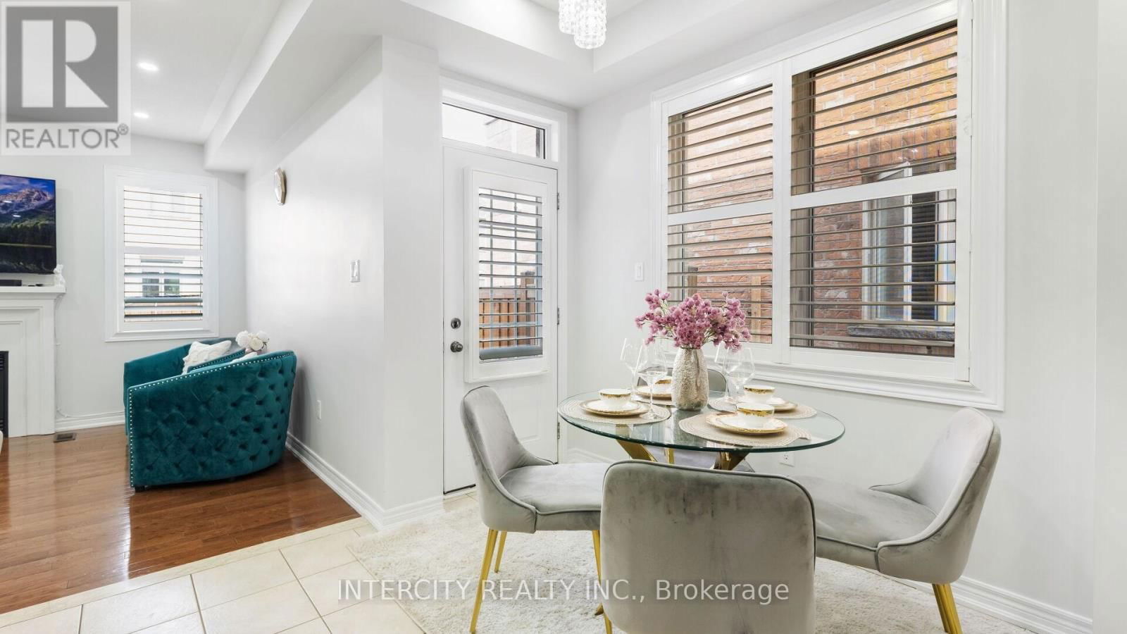 72 CAMPWOOD CRESCENT Image 12