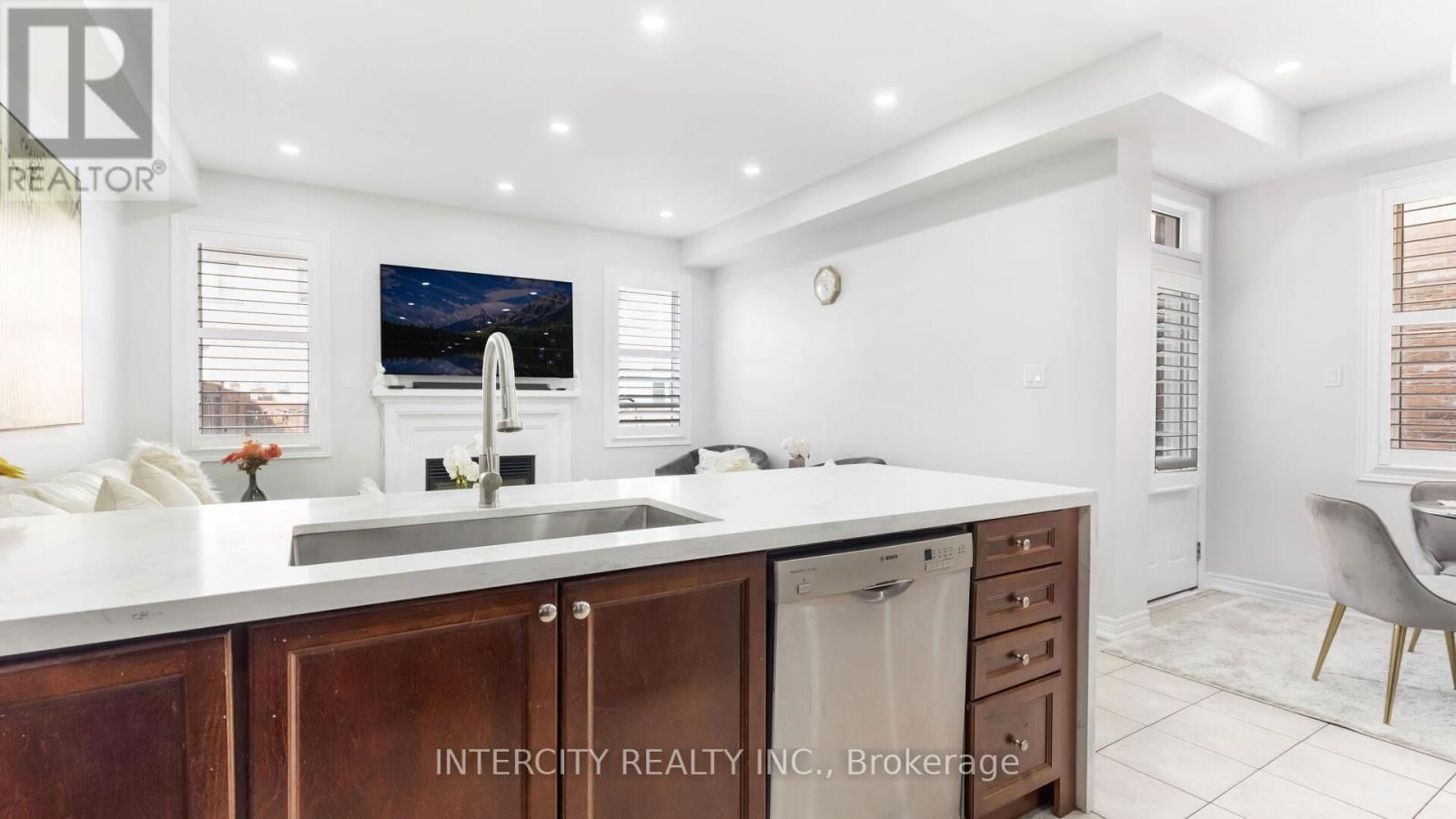 72 CAMPWOOD CRESCENT Image 17