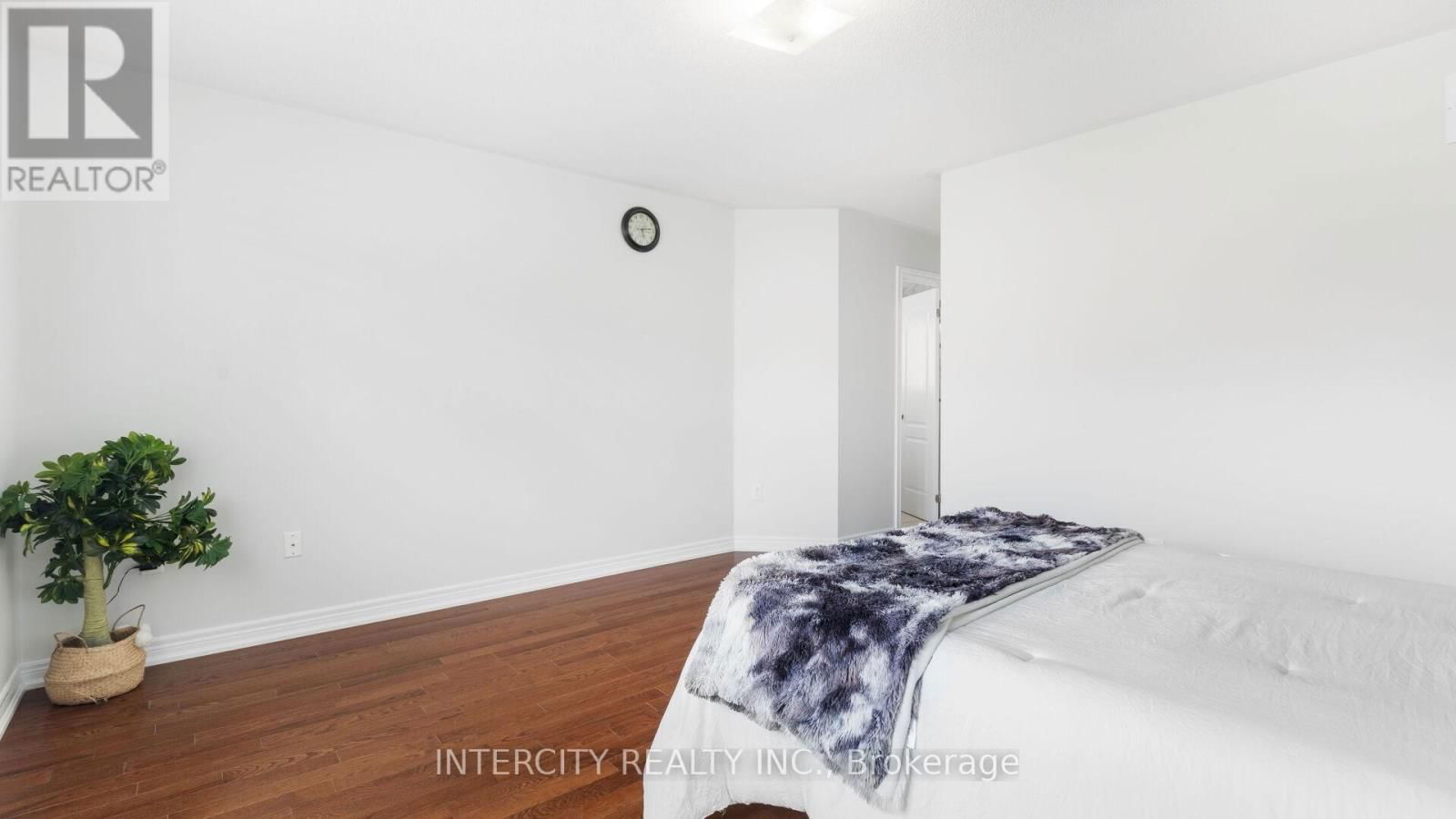 72 CAMPWOOD CRESCENT Image 32