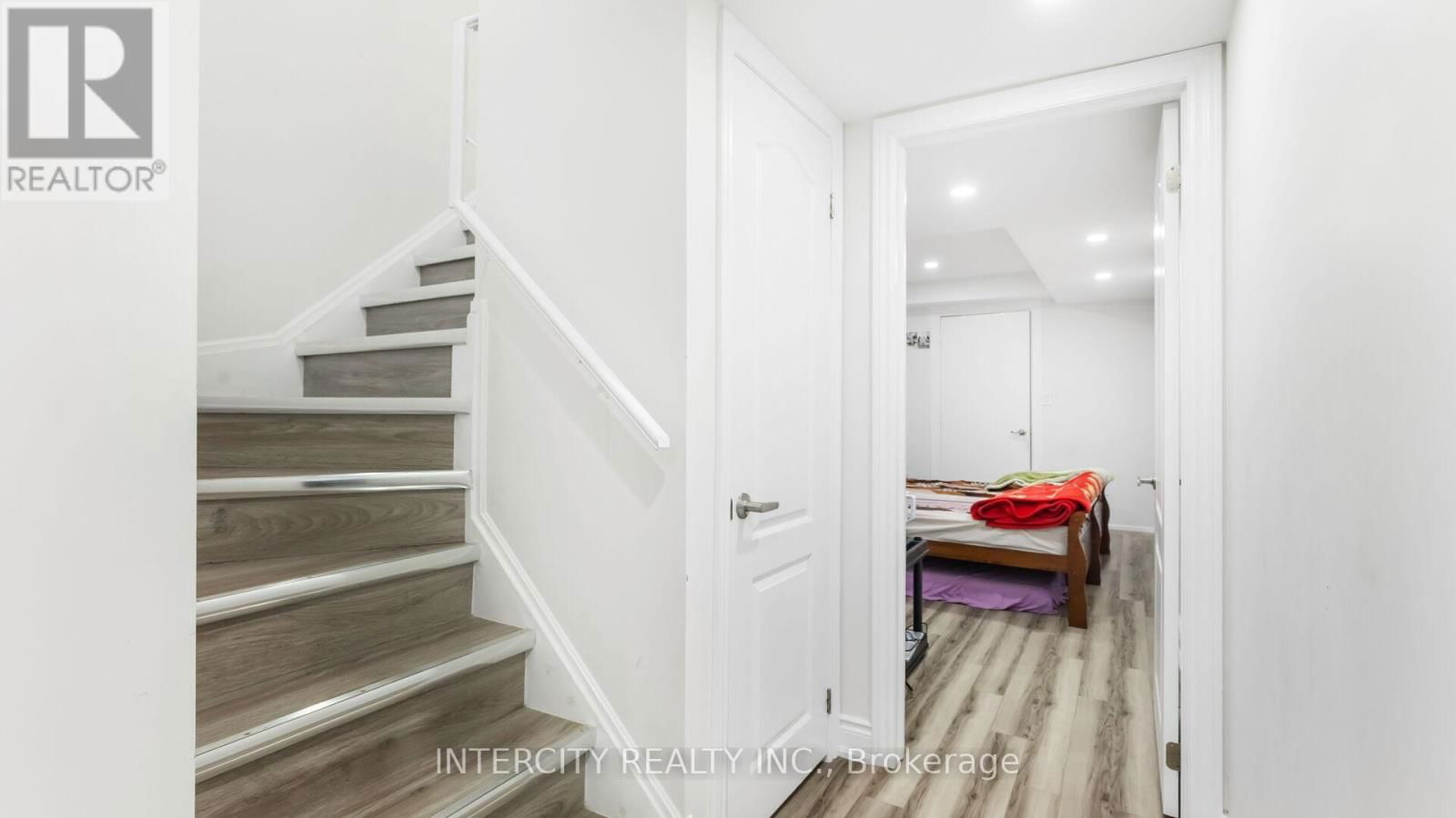 72 CAMPWOOD CRESCENT Image 37