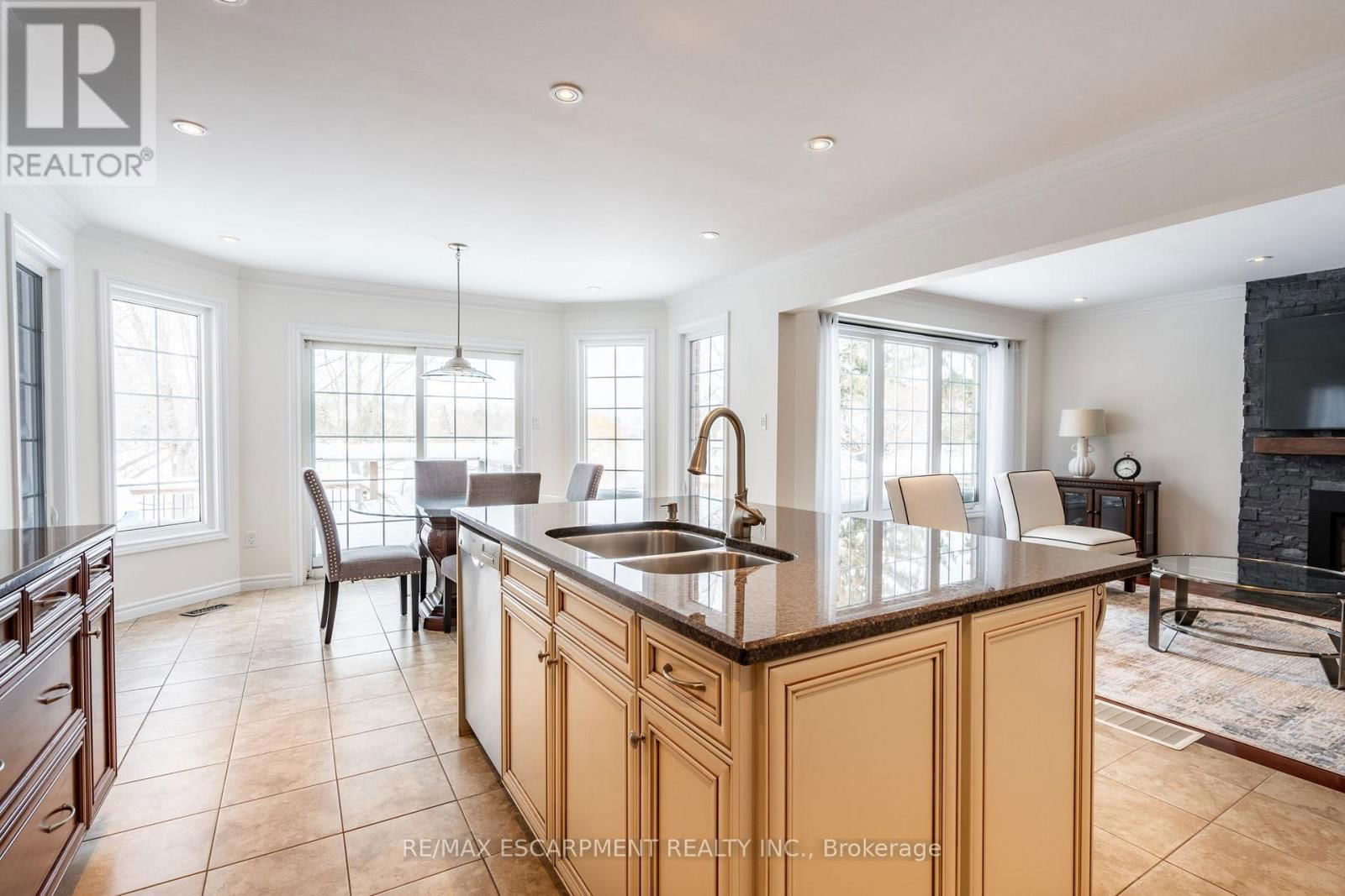 2049 COUNTRY CLUB DRIVE Image 25