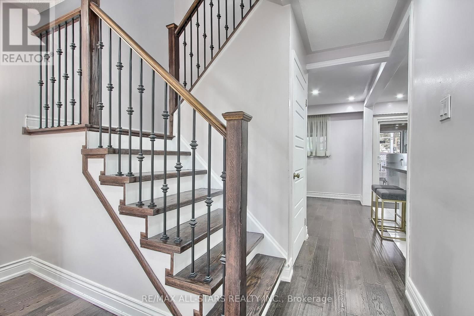 48 ARCHDEKIN DRIVE Image 12