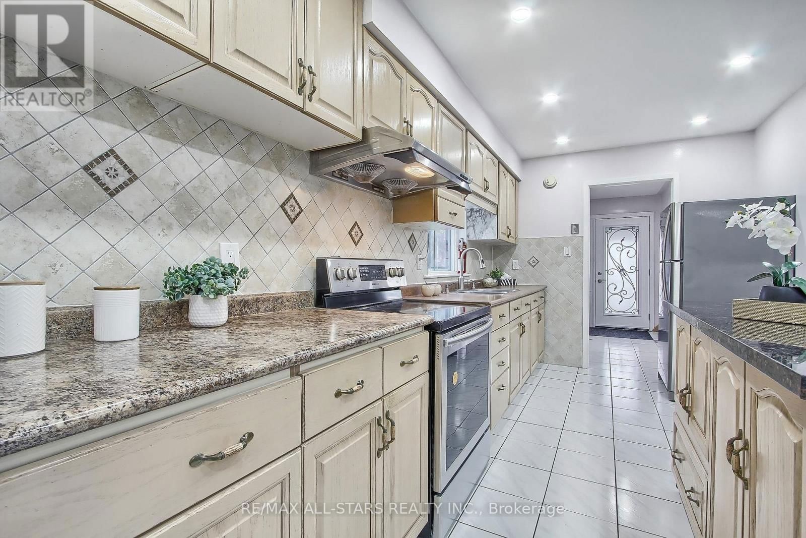48 ARCHDEKIN DRIVE Image 15