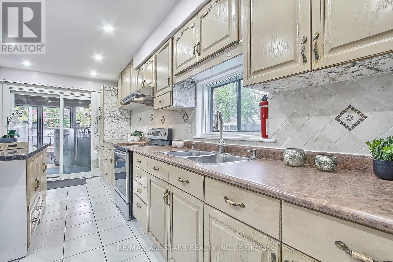 48 ARCHDEKIN DRIVE Image 16