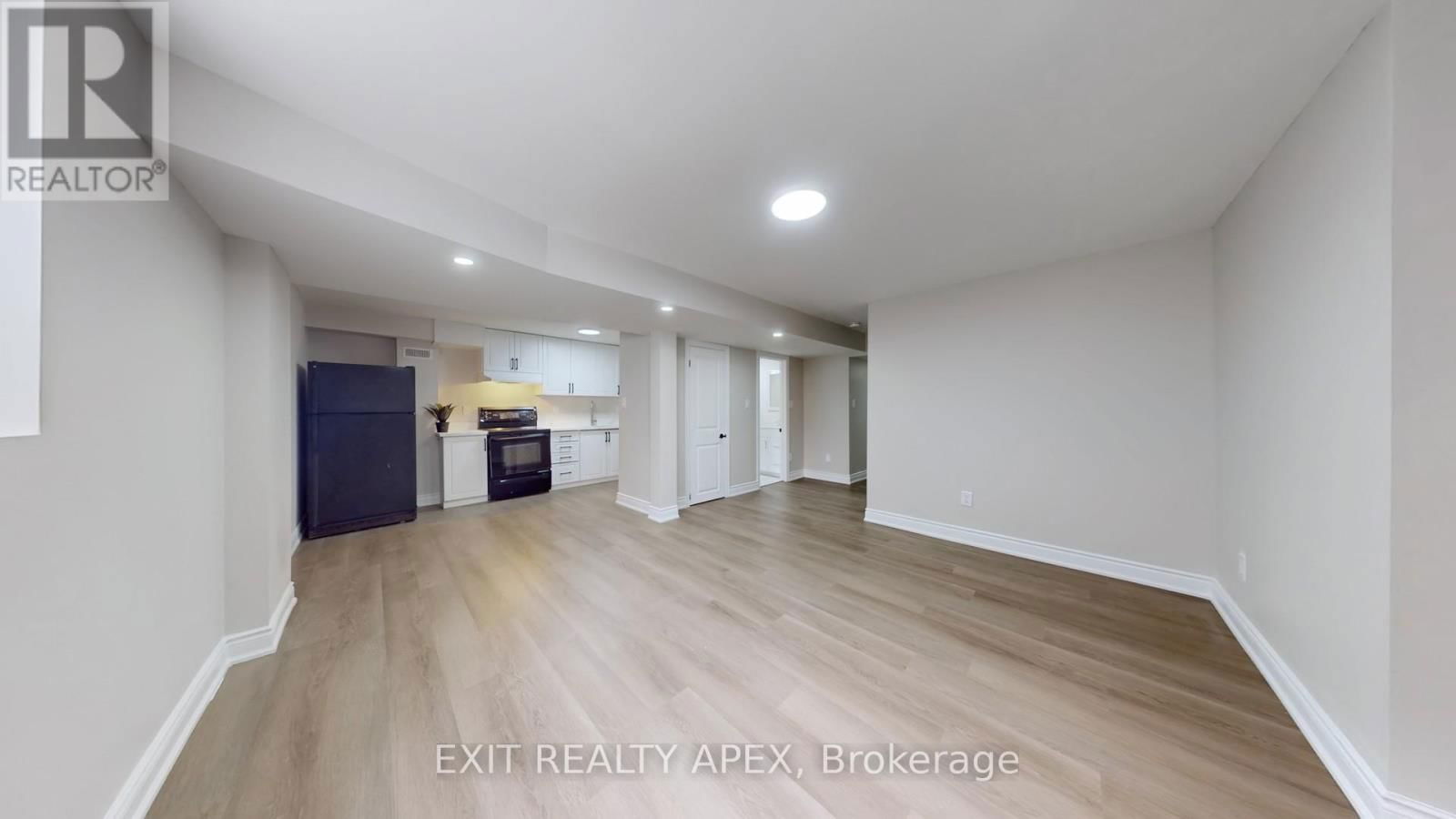 77 COMMODORE DRIVE Image 38