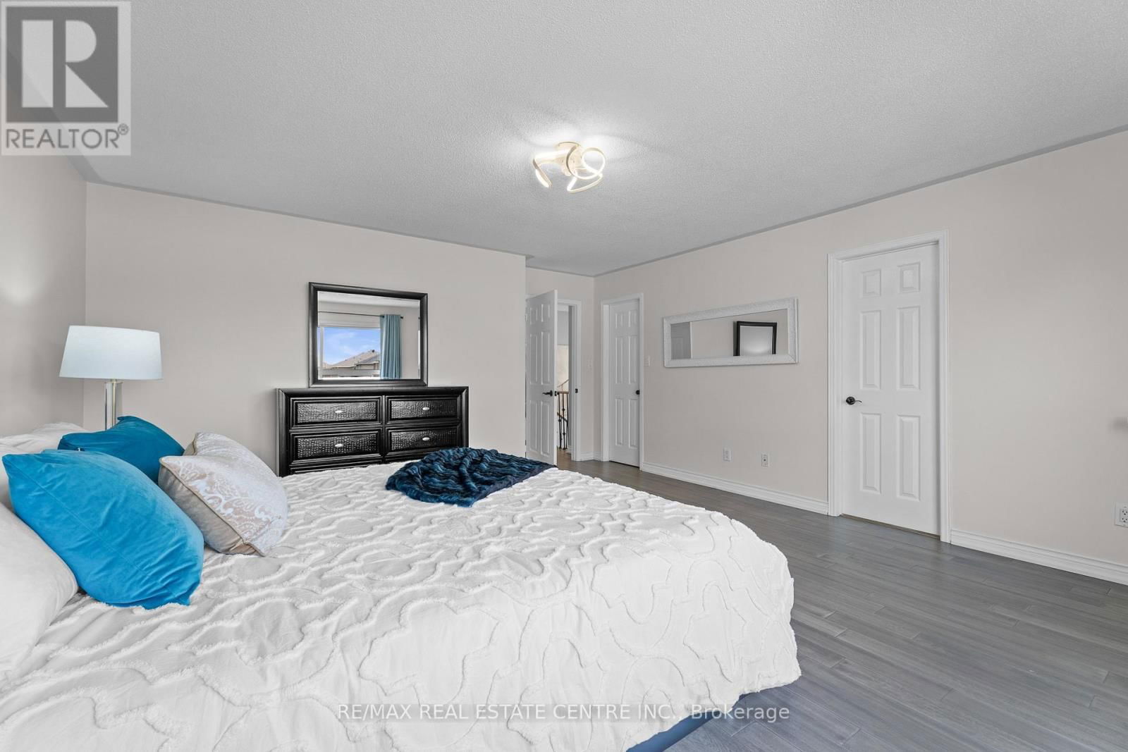 42 ZIA DODDA CRESCENT Image 25