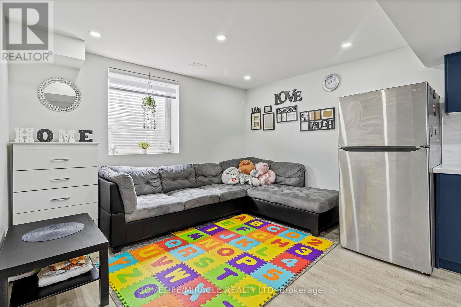 99 BENHURST CRESCENT Image 37