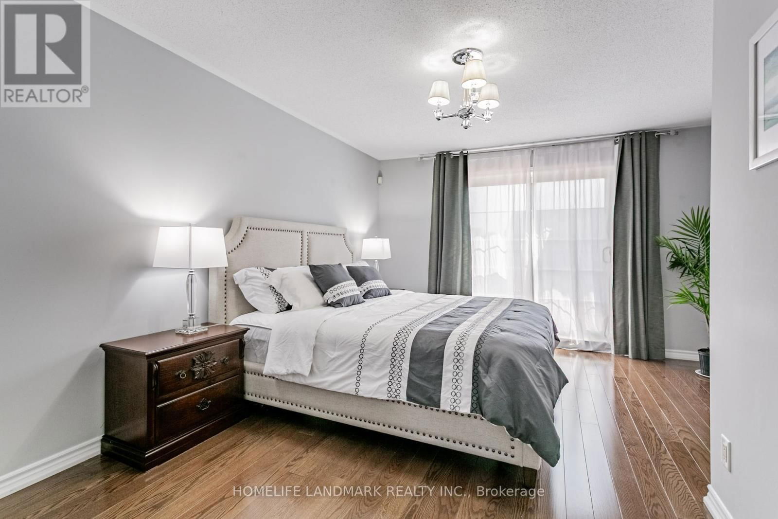 523B ROYAL YORK ROAD Image 27