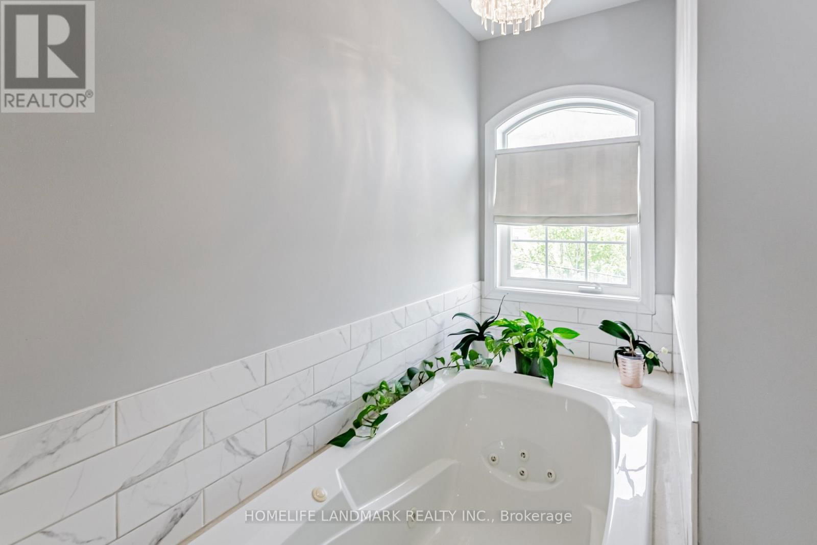 523B ROYAL YORK ROAD Image 30