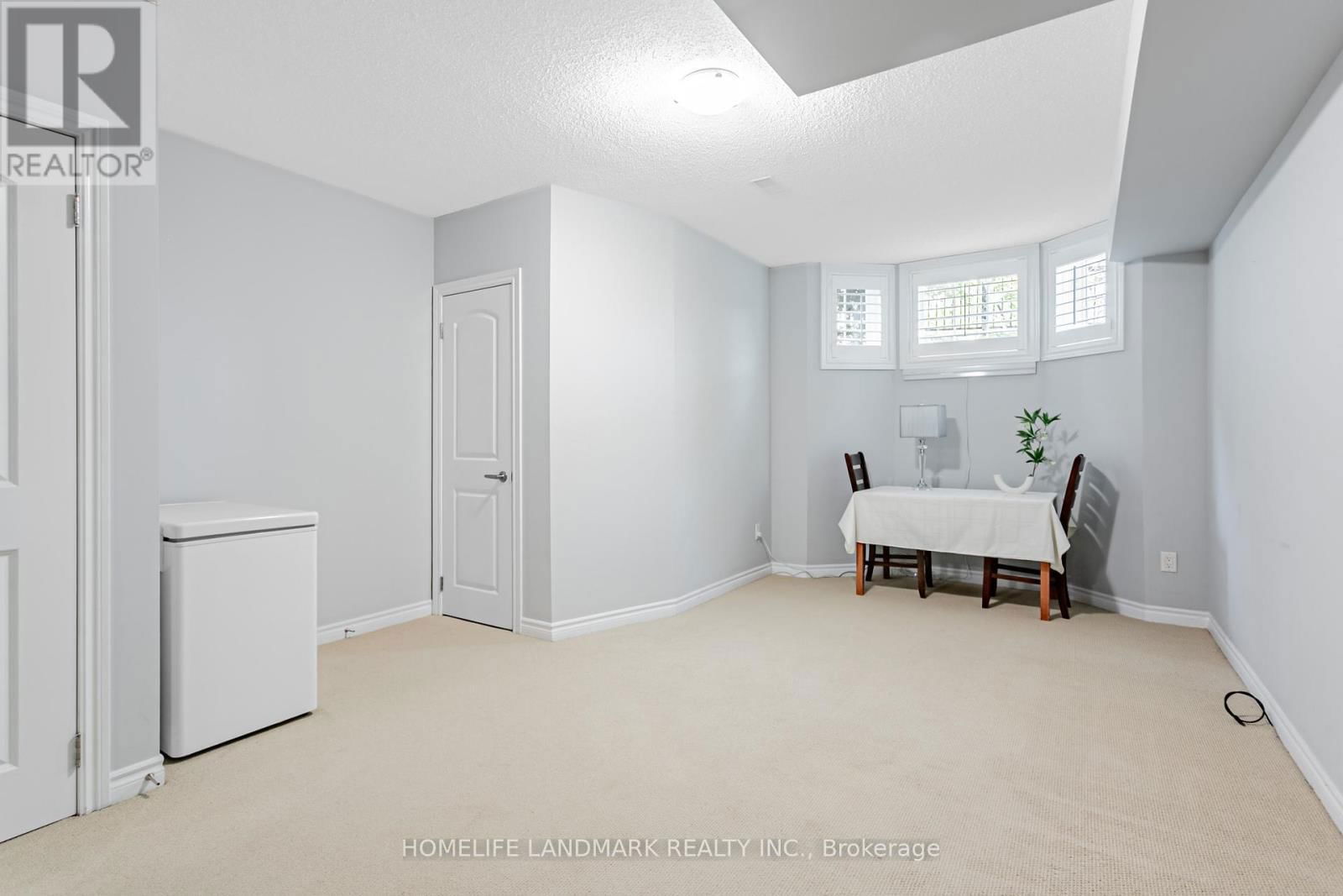 523B ROYAL YORK ROAD Image 34