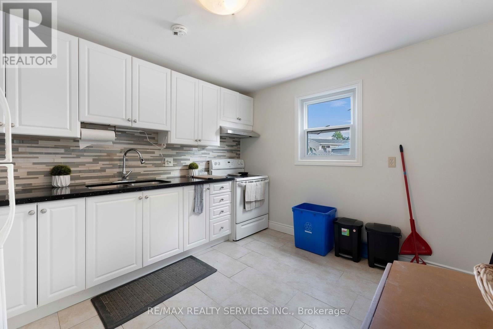 8 HEATHERSIDE COURT SOUTH Image 10