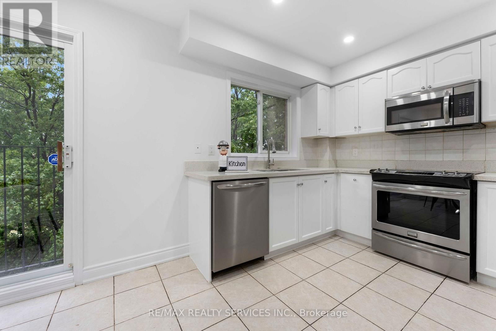 28 - 80 ACORN PLACE Image 22