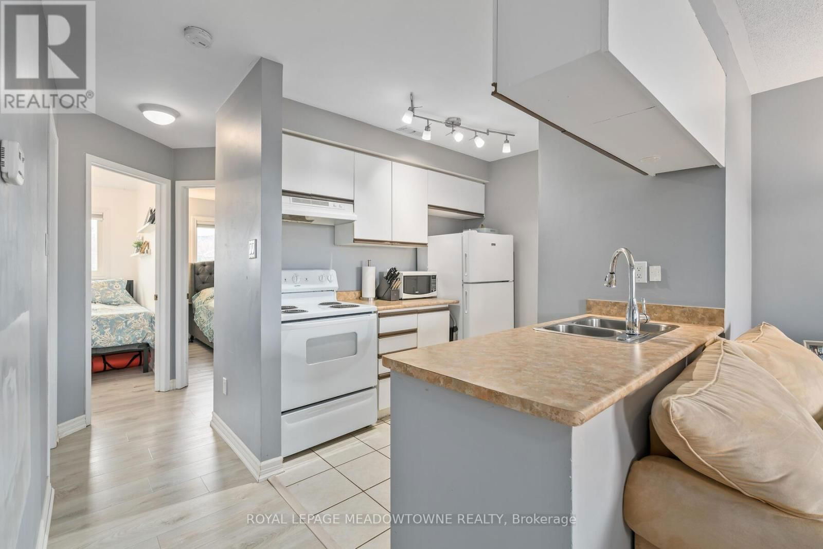 24 - 42A STEWART MACLAREN ROAD Image 12