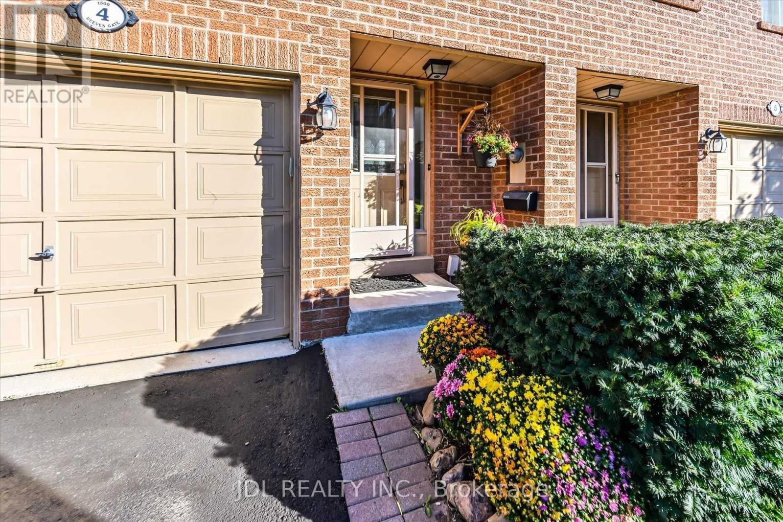 4 - 1500 REEVES GATE Image 2