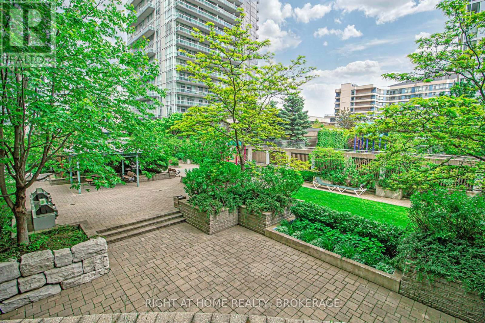 1903 - 3939 DUKE OF YORK BOULEVARD Image 26