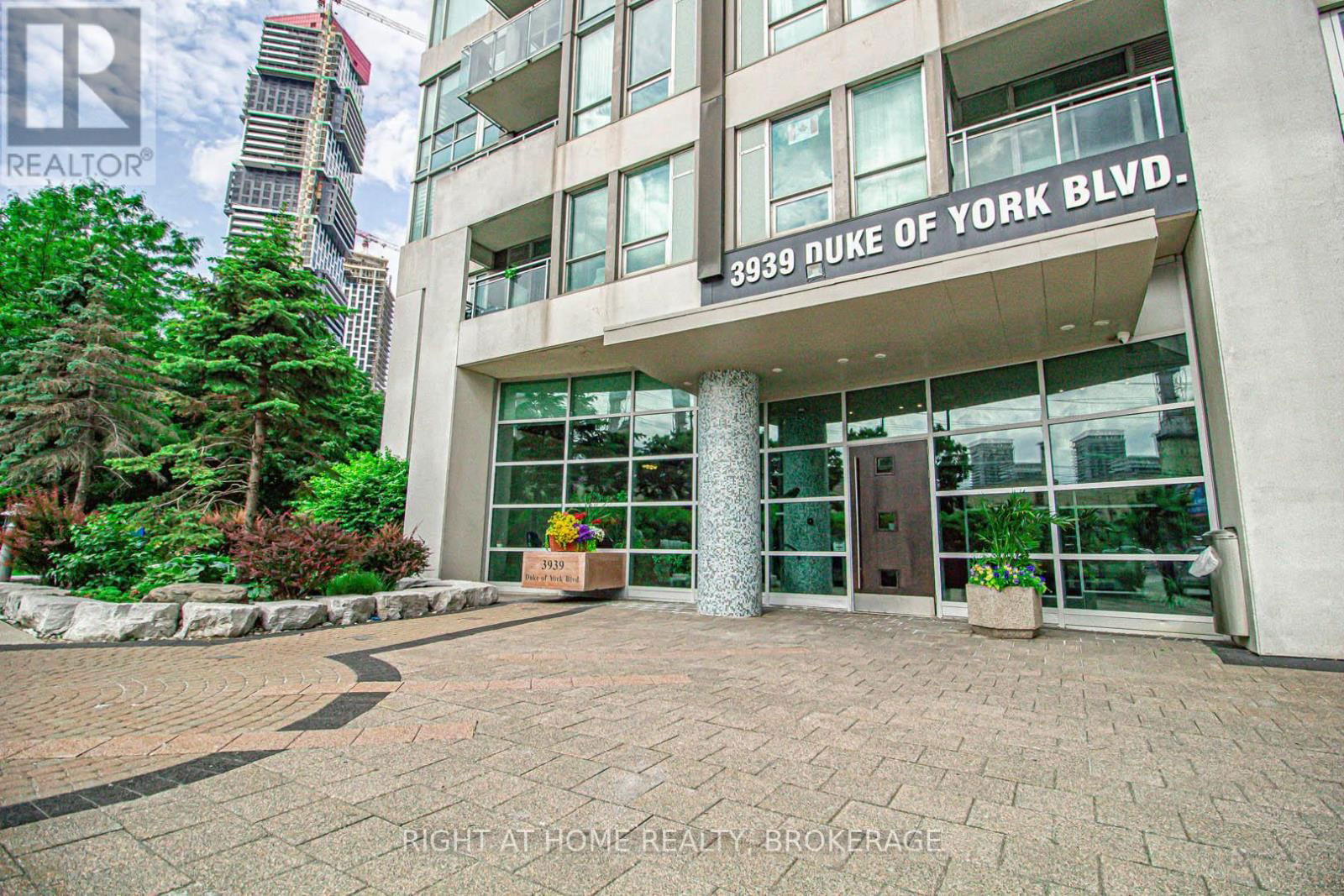 1903 - 3939 DUKE OF YORK BOULEVARD Image 3