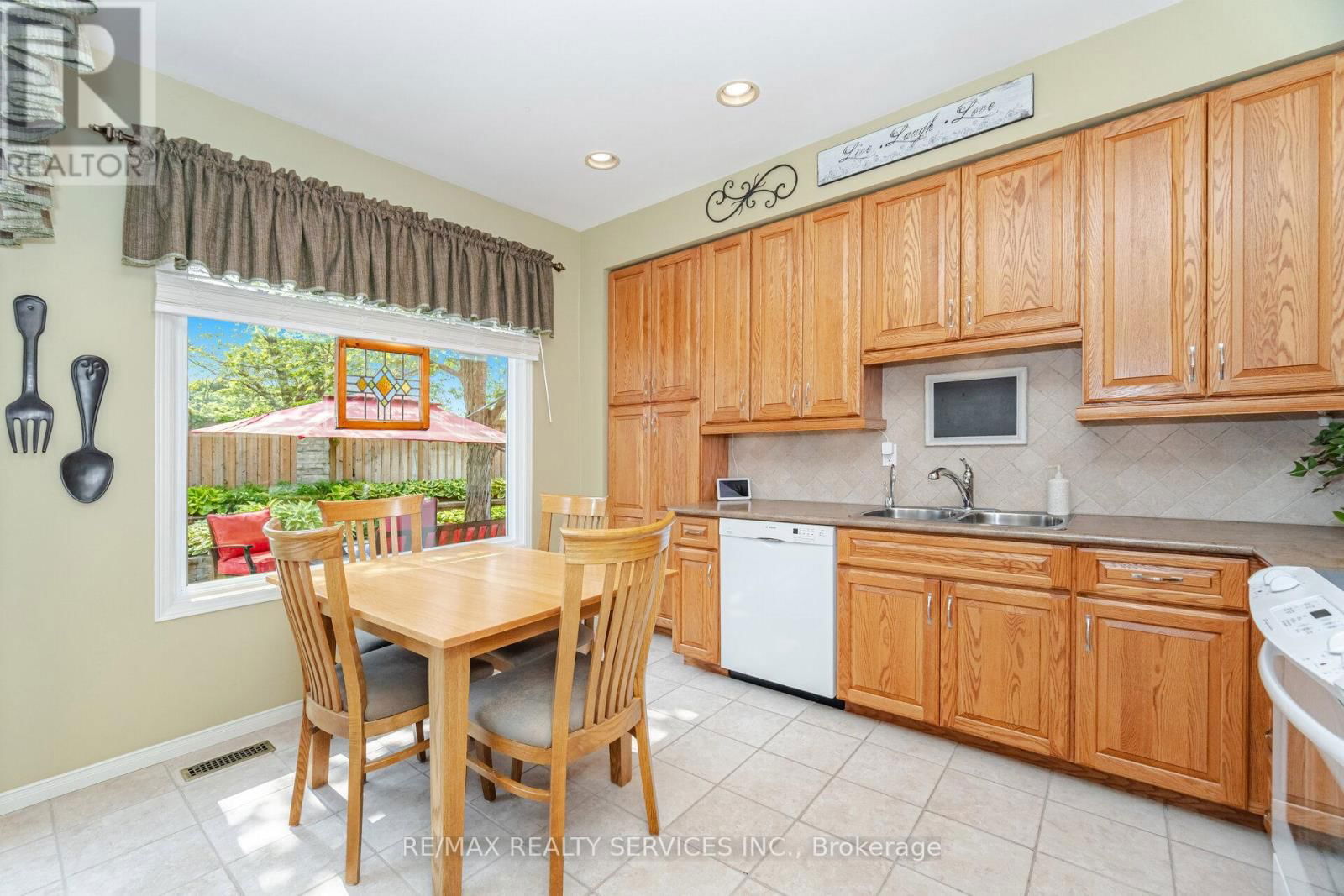 8 INWOOD PLACE Image 12