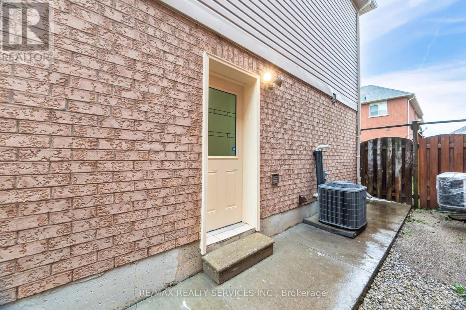 77 MILKWEED CRESCENT Image 36