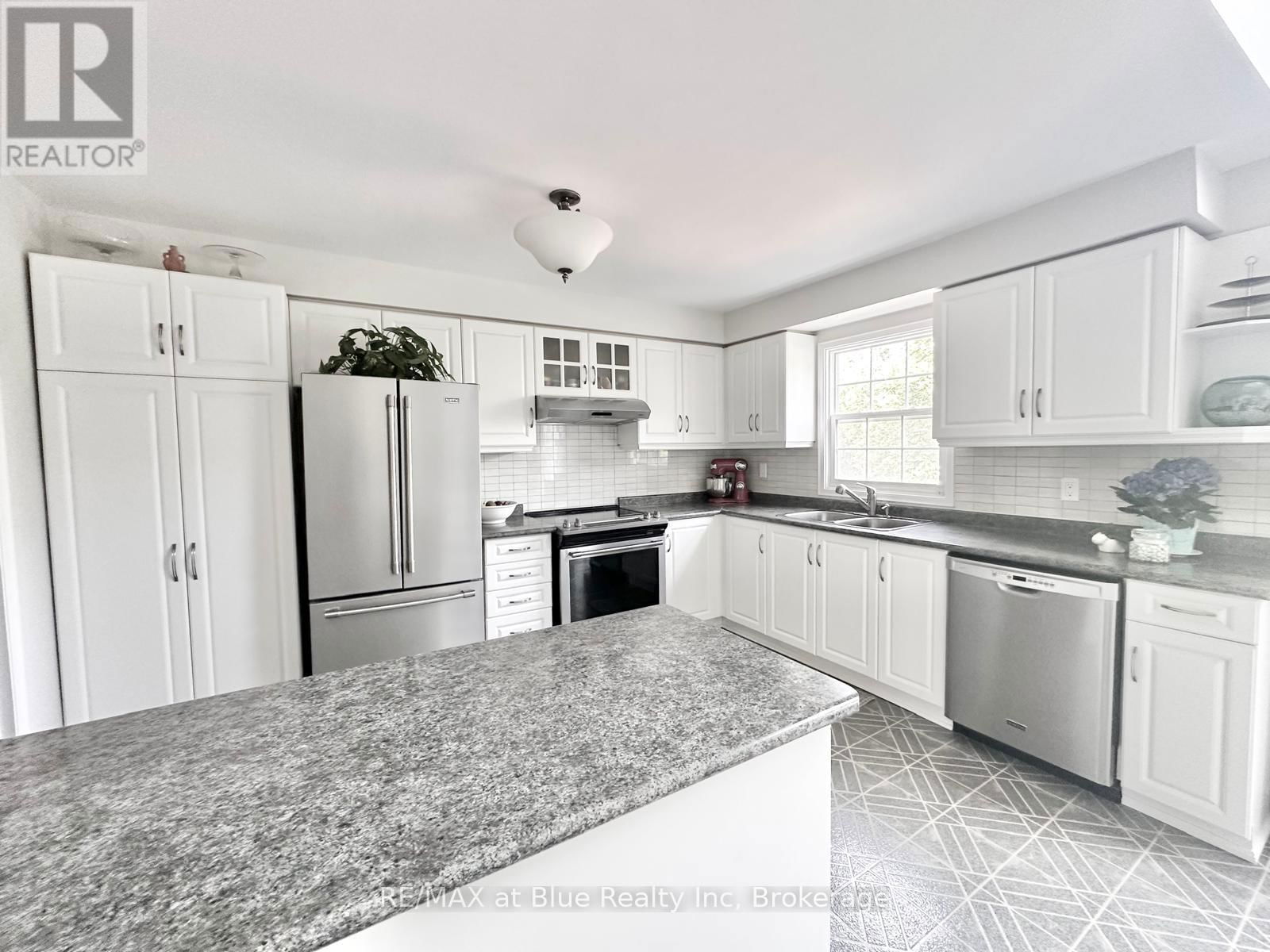 8 STORNWOOD COURT Image 11