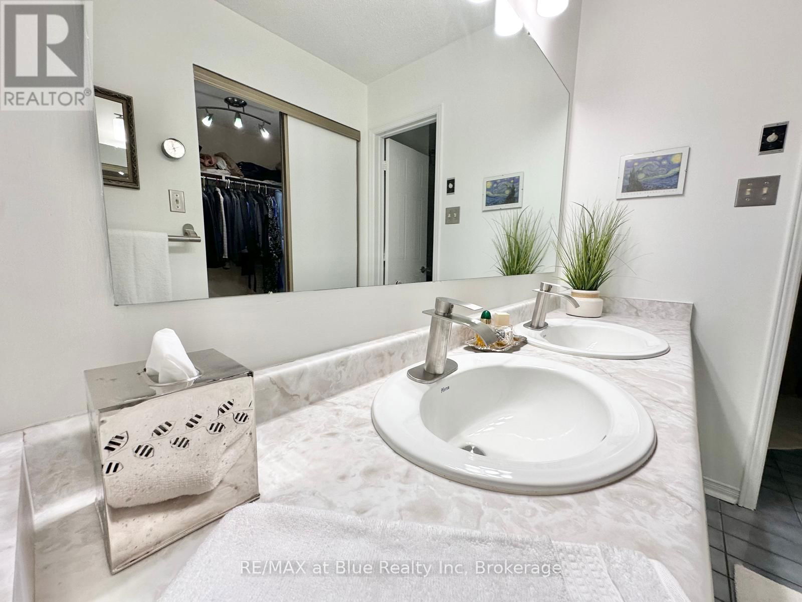 8 STORNWOOD COURT Image 22