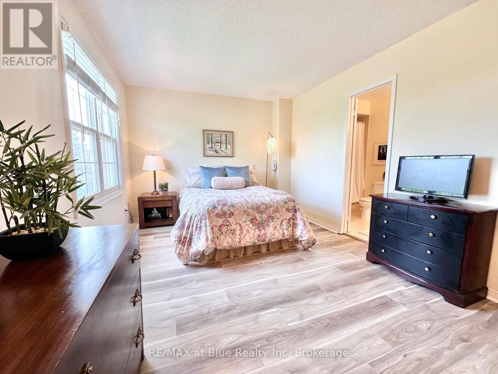 8 STORNWOOD COURT Image 26