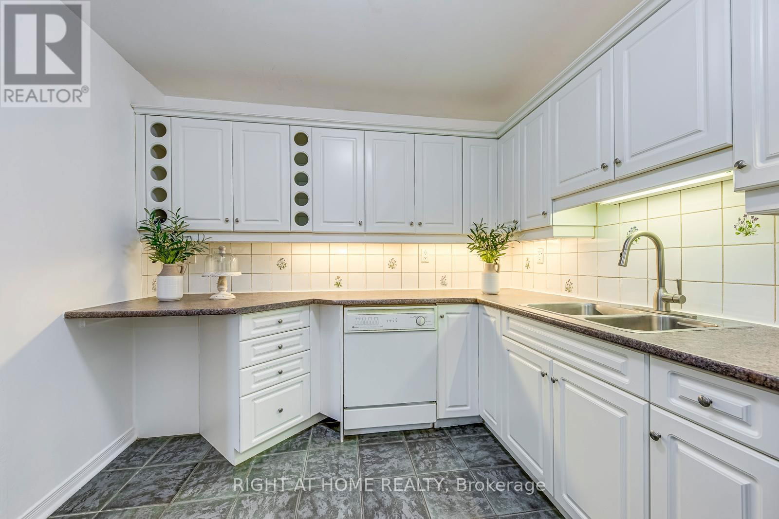 133 - 1058 FALGARWOOD DRIVE Image 9