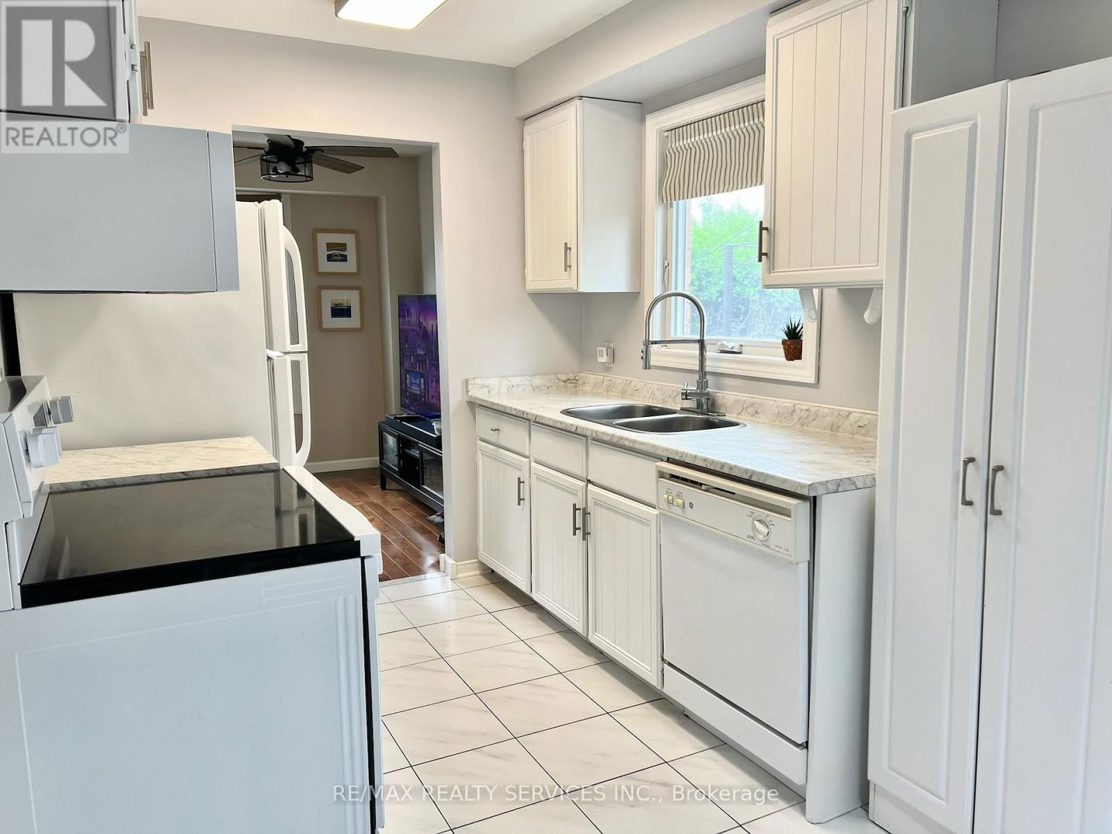 3 OLEANDER CRESCENT Image 12